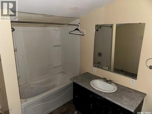 619 L Avenue S, Saskatoon, SK - Indoor Photo Showing Bathroom