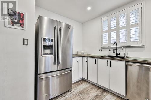 60 Galbraith Drive, Hamilton, ON - Indoor Photo Showing Kitchen