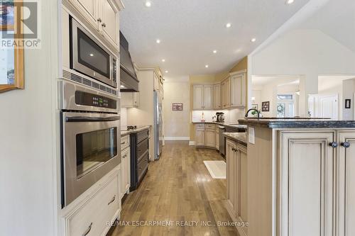60 Donjon Boulevard, Norfolk, ON - Indoor Photo Showing Kitchen With Upgraded Kitchen