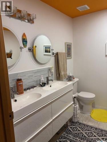 211 Throne Street, Sceptre, SK - Indoor Photo Showing Bathroom
