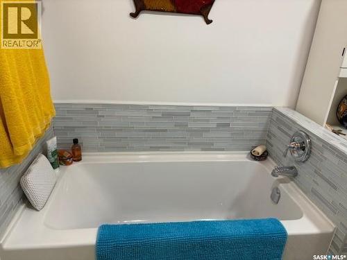 211 Throne Street, Sceptre, SK - Indoor Photo Showing Bathroom
