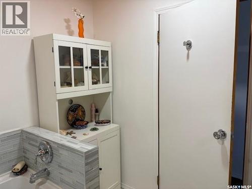 211 Throne Street, Sceptre, SK - Indoor Photo Showing Bathroom