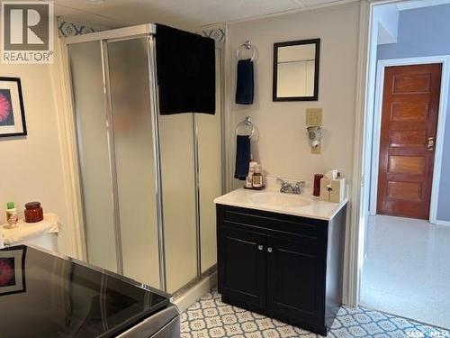 211 Throne Street, Sceptre, SK - Indoor Photo Showing Bathroom
