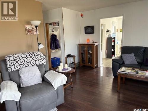 211 Throne Street, Sceptre, SK - Indoor Photo Showing Living Room