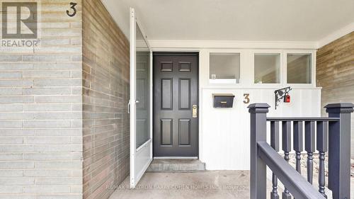 3 GREENGATE ROAD , Toronto, Ontario M3B 1E7 2