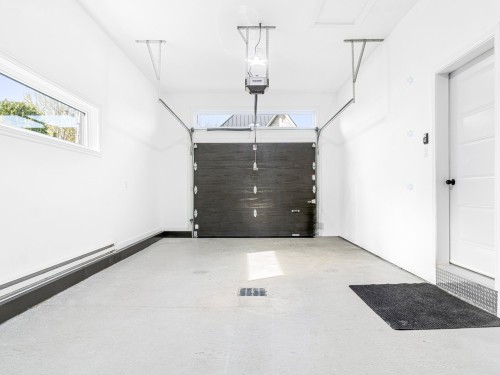 Garage - 77 33E Avenue, Saint-Blaise-Sur-Richelieu, QC - Indoor Photo Showing Garage