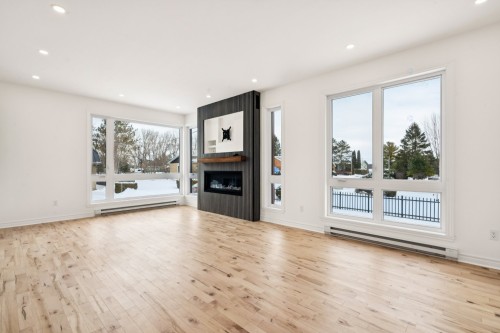 Salon - 77 33E Avenue, Saint-Blaise-Sur-Richelieu, QC - Indoor Photo Showing Living Room With Fireplace