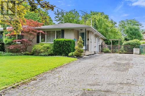 6 BEDFORD COURT  St. Catharines (Lakeport), ON L2N 4C8