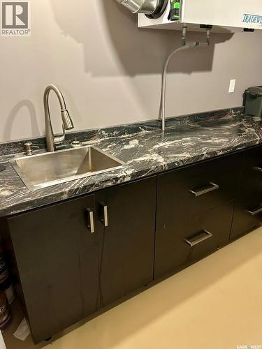 418 Crystal Crescent, Warman, SK - Indoor Photo Showing Kitchen