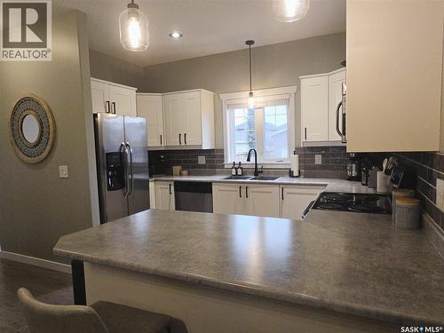 652 Ells Crescent, Saskatoon, SK - Indoor Photo Showing Kitchen With Double Sink