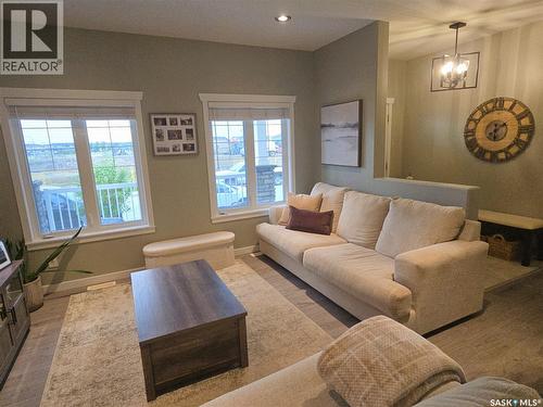 652 Ells Crescent, Saskatoon, SK - Indoor Photo Showing Living Room