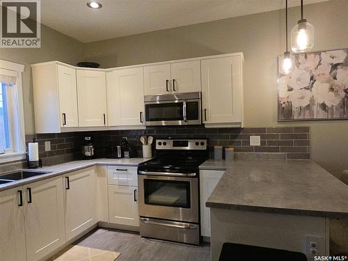 652 Ells Crescent, Saskatoon, SK - Indoor Photo Showing Kitchen