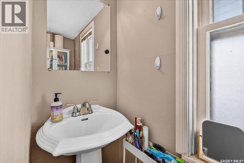 1922 Atkinson Street, Regina, SK - Indoor Photo Showing Bathroom