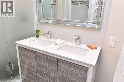 519 Southridge Drive, Hamilton, ON - Indoor Photo Showing Bathroom