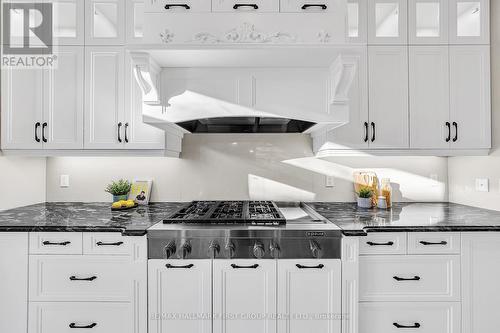 752 Hillview Crescent, Pickering, ON - Indoor Photo Showing Kitchen With Upgraded Kitchen