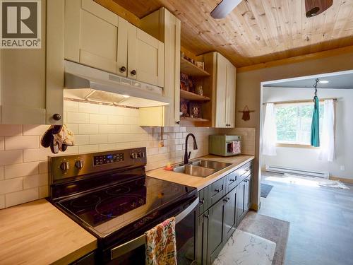 3861 Hillcrest Road, Quesnel, BC - Indoor Photo Showing Kitchen With Double Sink