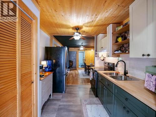 3861 Hillcrest Road, Quesnel, BC - Indoor Photo Showing Kitchen With Double Sink