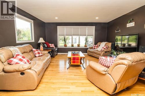 302 7Th Street E, Wynyard, SK - Indoor Photo Showing Living Room