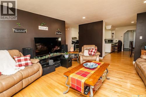 302 7Th Street E, Wynyard, SK - Indoor Photo Showing Living Room