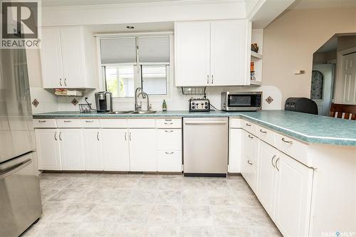 302 7Th Street E, Wynyard, SK - Indoor Photo Showing Kitchen With Double Sink