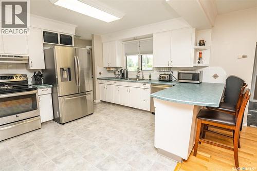 302 7Th Street E, Wynyard, SK - Indoor Photo Showing Kitchen With Double Sink