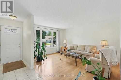 1331 Alloway Crescent, Ottawa, ON - Indoor Photo Showing Living Room