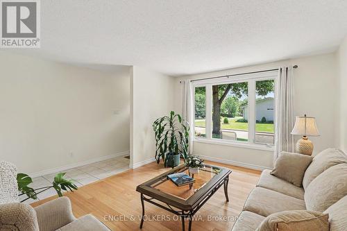 1331 Alloway Crescent, Ottawa, ON - Indoor Photo Showing Living Room