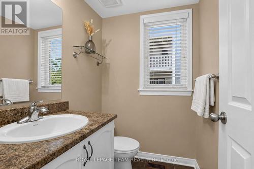 255 Deercroft Avenue, Ottawa, ON - Indoor Photo Showing Bathroom