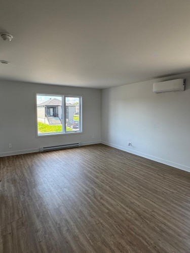 Salon - 9 Rue Arnold, Huntingdon, QC - Indoor Photo Showing Other Room