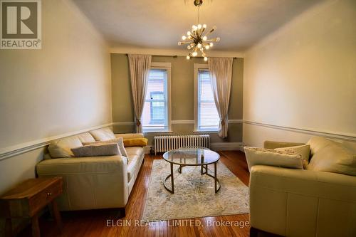 17 Prince Albert Street, St. Thomas, ON - Indoor Photo Showing Living Room