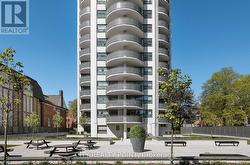 305 - 485 HURON STREET Toronto, ON M5R 2R5