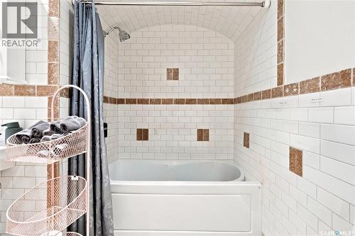 2216 Lorne Street, Regina, SK - Indoor Photo Showing Bathroom