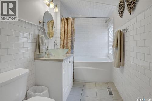 2216 Lorne Street, Regina, SK - Indoor Photo Showing Bathroom