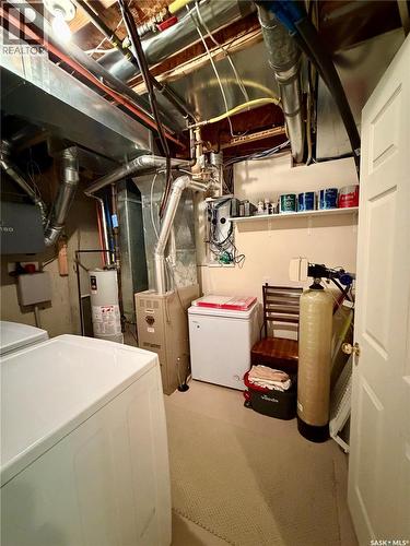 60 Estates Drive, Elk Ridge, SK - Indoor Photo Showing Laundry Room