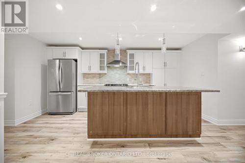 3277 Paul Henderson Drive, Mississauga, ON - Indoor Photo Showing Kitchen