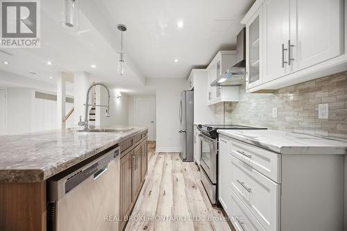 3277 Paul Henderson Drive, Mississauga, ON - Indoor Photo Showing Kitchen With Upgraded Kitchen