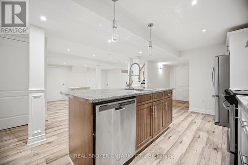 3277 Paul Henderson Drive, Mississauga, ON - Indoor Photo Showing Kitchen With Upgraded Kitchen