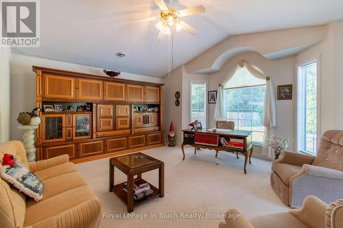 58 Mourning Dove Trail, Tiny, ON - Indoor Photo Showing Living Room
