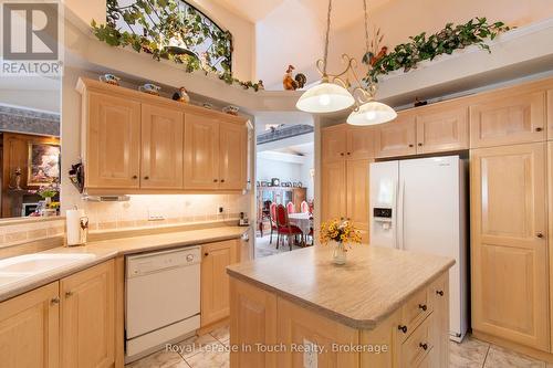 58 Mourning Dove Trail, Tiny, ON - Indoor Photo Showing Kitchen