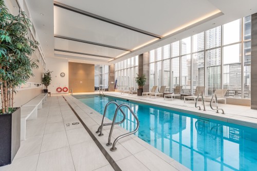 Piscine - Ph4001-1050 Rue Drummond, Montréal (Ville-Marie), QC - Indoor Photo Showing Other Room With In Ground Pool
