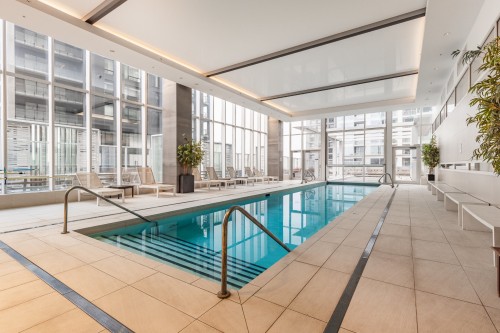 Piscine - Ph4001-1050 Rue Drummond, Montréal (Ville-Marie), QC - Indoor Photo Showing Other Room With In Ground Pool