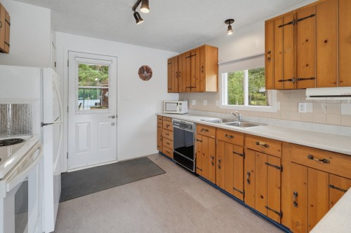 Cuisine - 17 Ch. Bellevue, Cayamant, QC - Indoor Photo Showing Kitchen With Double Sink