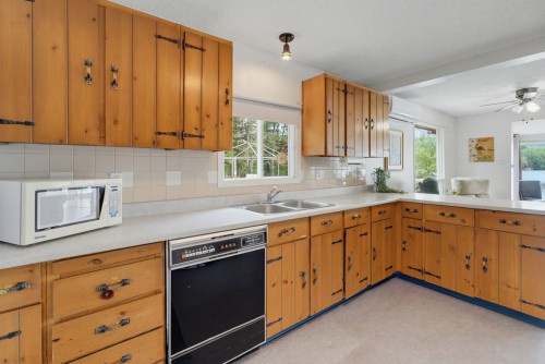 Cuisine - 17 Ch. Bellevue, Cayamant, QC - Indoor Photo Showing Kitchen With Double Sink