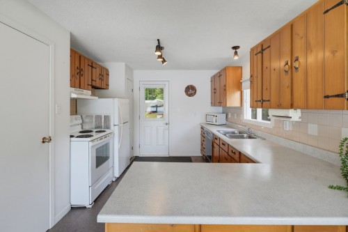 Cuisine - 17 Ch. Bellevue, Cayamant, QC - Indoor Photo Showing Kitchen With Double Sink