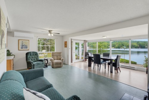Vue d'ensemble - 17 Ch. Bellevue, Cayamant, QC - Indoor Photo Showing Living Room