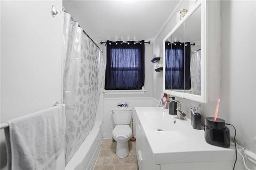 900 Bond Street, Winnipeg, MB - Indoor Photo Showing Bathroom