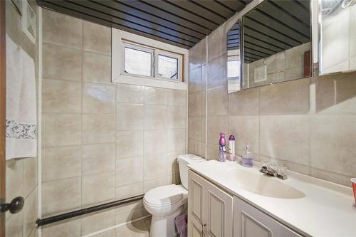900 Bond Street, Winnipeg, MB - Indoor Photo Showing Bathroom