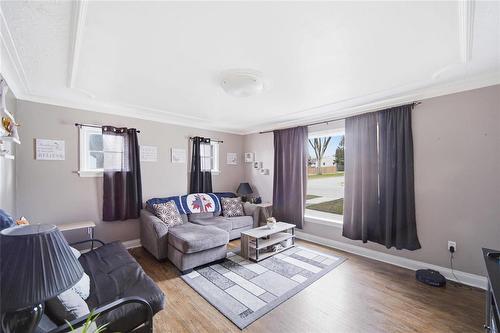 900 Bond Street, Winnipeg, MB - Indoor Photo Showing Living Room