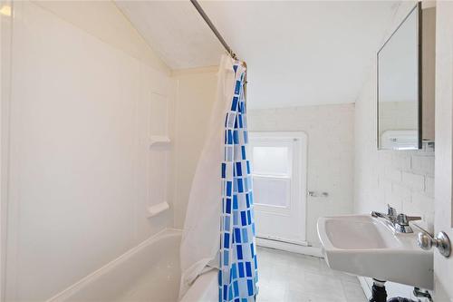 900 Bond Street, Winnipeg, MB - Indoor Photo Showing Bathroom