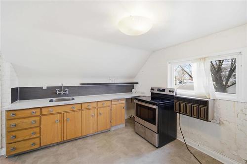 900 Bond Street, Winnipeg, MB - Indoor Photo Showing Kitchen